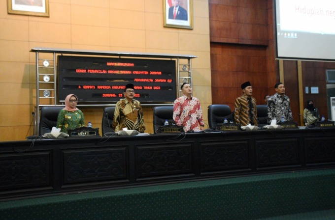 Bupati saat di forum rapat Paripurna jawaban PU Fraksi Kamis (23/6) kemarin. (ISTIMEWA)