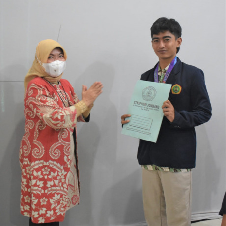 Ketua STKIP PGRI Jombang Dr Munawaroh menyerahkan beasiswa empat semester kepada karateka Alfan Rizki Fahansyah yang meraih emas pada kejuaraan nasional antar kampus PGRI di Kediri 7-19 Juni. (ISTIMEWA)