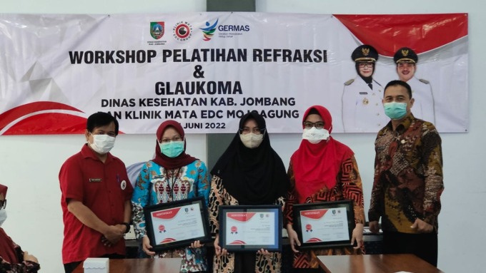 Tim dari Klinik Mata EDC Mojoagung. bersama peserta workshop berfoto bersama. (WENNY ROSALINA/JAWA POS RADAR JOMBANG)