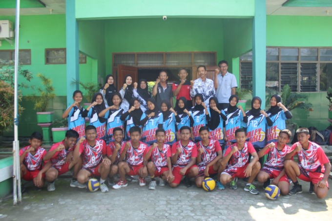 Kepala SMPN 1 Ploso M Kolil bersama tim voli putra dan putri.