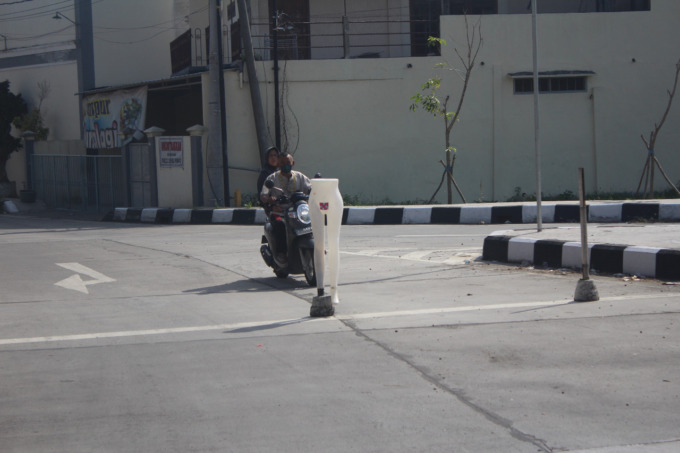 Manekin ini sempat dipasang sebagai pengganti rambu yang minim di sekitar Jembatan Ploso baru. (AINUL HAFIDZ/JAWA POS RADAR JOMBANG)