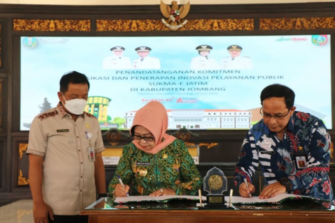 Bupati Hj Mundjidah Wahab bersama Kepala Biro Organisasi Pemprov Jawa Timur Ramliyanto. dan Sekdakab Jombang Agus Purnomo, saat menandatangani komitmen replikasi Sukma-E. (ISTIMEWA)