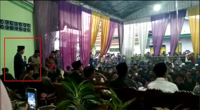 potongan video viral, saat Edi menyampaikan orasi kepada jamaah yang baru pulang dari Mapolres Jombang.
