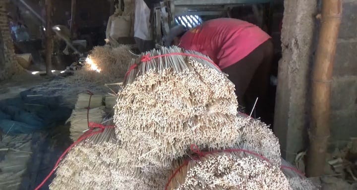 Tumpukan tusuk sate hasil produksi di Dusun Sedamar, Desa Talunkidul, Kecamatan Sumobito. (ACHMAD RW/JAWA POS RADAR JOMBANG)