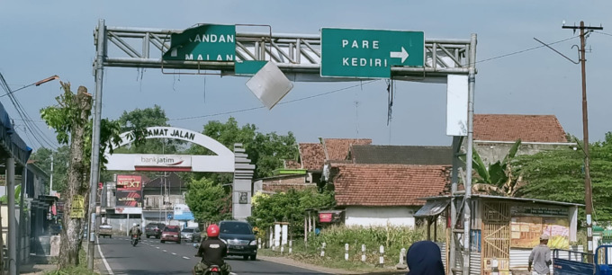 Papan penunjuk jalan yang rusak di Desa Pulorejo, Kecamatan Ngoro. (AZMY ENDIYANA Z/JAWA POS RADAR JOMBANG)