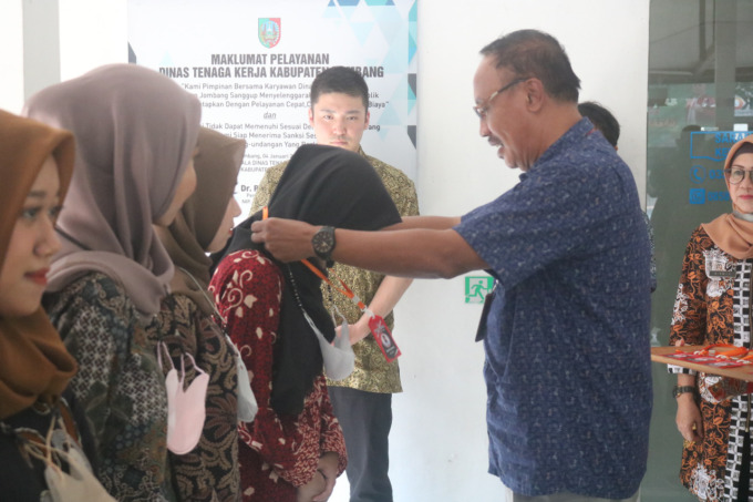 Priadi, Kepala Disnaker Jombang saat melakukan prosesi pelepasan pekerja magang di kantornya (30/6). (AINUL HAFIDZ/JAWA POS RADAR JOMBANG)