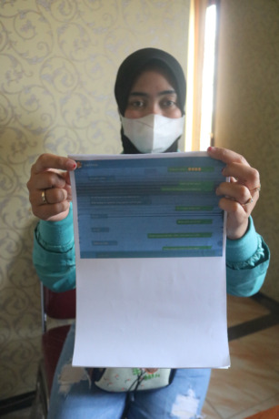 Atik, 28, korban arisan bosong menunjukkan bukti pembayaran arisan yang sudah ia lakukan. (ACHMAD RW/JAWA POS RADAR JOMBANG)