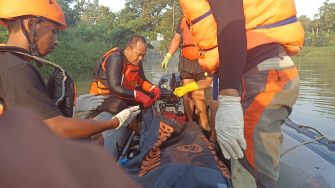 Jenazah Rio saat dibawa menuju daratan dengan perahu karet. (ISTIMEWA)