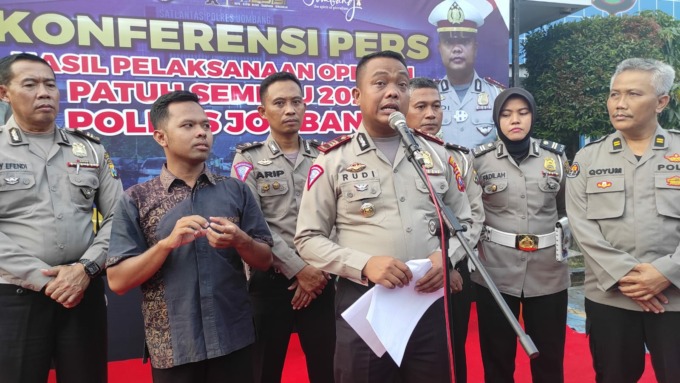 AKP Rudi Purwanto, kasatlantas Polres Jobang saat konferensi pers (1/7). ACHMAD RW/JAWA POS RADAR JOMBANG)