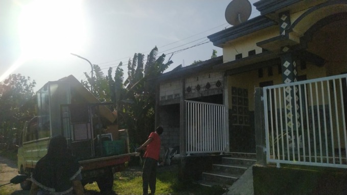 Sejumlah perabot rumah Indri, admin arisan opnline bodong dikuras korbannya Rabu (28/6) lalu. (ISTIMEWA)