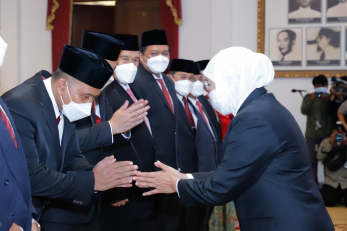 Gubernur Jatim Khofiufah Indar Parawansa saat melantik 120 komite komunikasi Digital Jatim Kamis (30/6) petang. (ISTIMEWA)