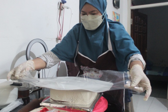 Proses pembuatan kue fondant. (WENNY ROSALINA/JAWA POS RADAR JOMBANG)
