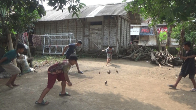 Anak-anak di Desa/Kecamatan Bareng saat bermain gasing kemarin. (AZMI ENDIYANA Z/JAWA POS RADAR JOMBANG)
