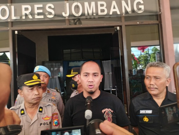AKP Giadi Nugraha, Kasatreskrim Polres Jombang saat press release (8/7) kemarin. (ACHMAD RW/JAWA POS RADAR JOMBANG)