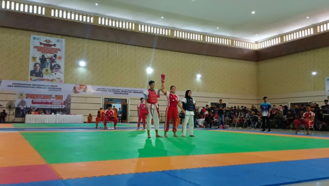 Khanza berhasil memenangkan pertandingan lawan Kabupaten Lamongan pada semi final di Gedung Serbaguna Kaliwates, Jember (1/7). (WENNY ROSALINA/JAWA POS RADAR JOMBANG)