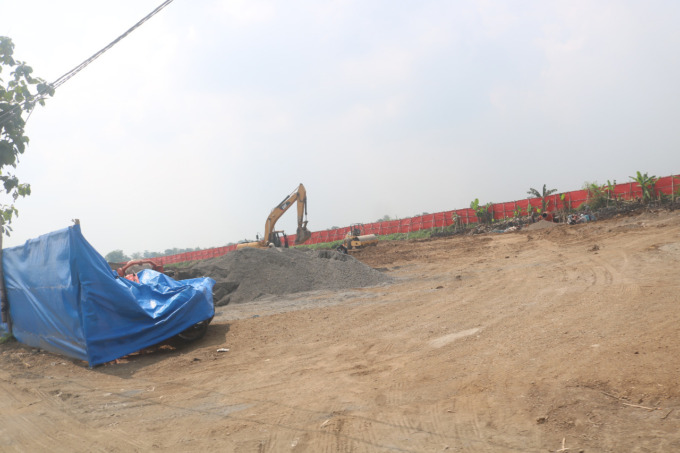 Proses pengurukan lahan untuk pembangunan sentra IKM Slag Aluminium di Kendalsari masih berlangsung. (AINUL HAFIDZ/JAWA POS RADAR JOMBANG)