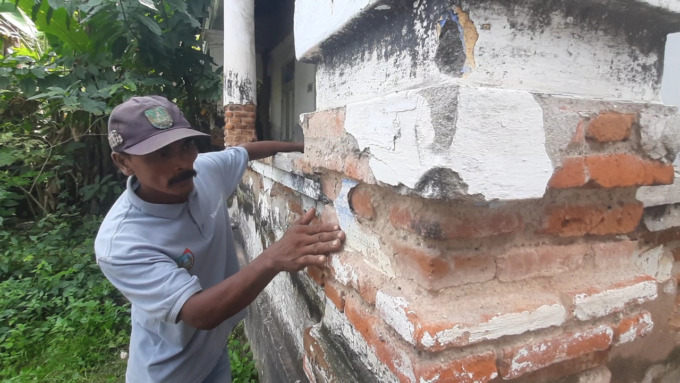 Tim BPCB Jatim bersama Dinas P dan K meninjau rumah kuno peninggalan Belanda abad ke 19 di Desa Tambar, Kecamatan Jogoroto. (ANGGI FRIDIANTO/JAWA POS RADAR JOMBANG)