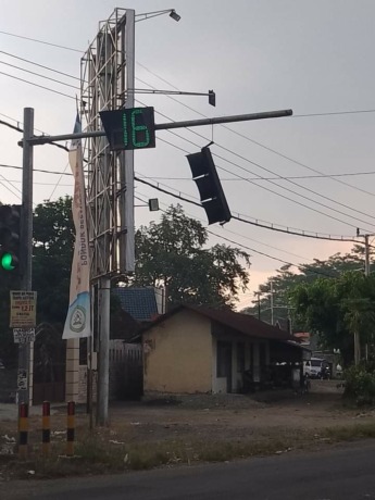 Traffic light di jalan Provinsi Desa Pulorejo, Kecamatan Ngoro ini rusak dan mati selama beberapa hari terakhir. (AZMY ENDIYANA Z/JAWA POS RADAR JOMBANG)