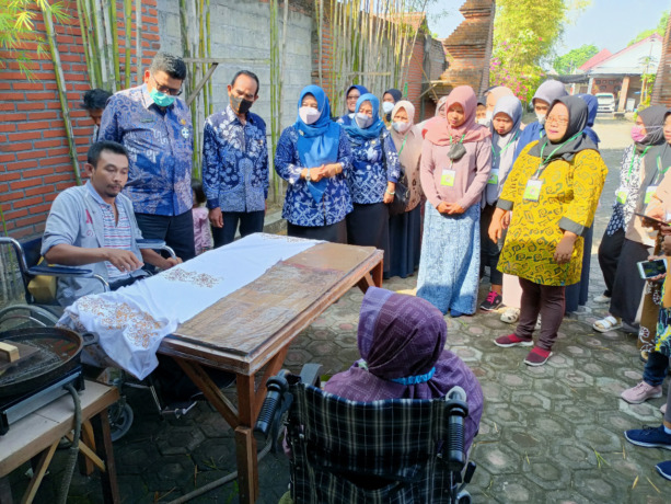 Bupati Jombang Mundjidah Wahab bersama Dinas Koperasi dan UM Jombang saat pelatihan dan pendampingan desain produk beberapa waktu lalu. (ANGGI FRIDIANTO/JAWA POS RADAR JOMBANG)