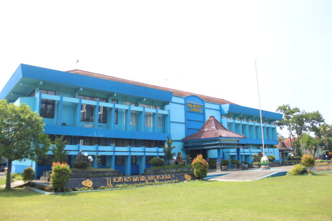Gedung utama SMAN 3 Jombang tampak dari depan. (ANGGI FRIDIANTO/JAWA POS RADAR JOMBANG)