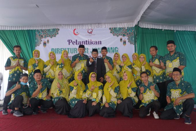 Jajaran direksi dan pegawai RSI Jombang berfoto bersama usai pelantikan direktur baru. (DWI ARIS S/JAWA POS RADAR JOMBANG)