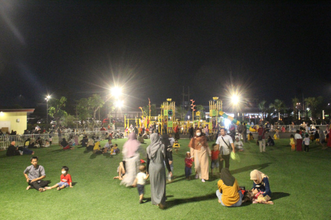 Alun-alun Jombang dipenuhi warga di penghujung libur sekolah Minggu (17/7) malam. (ANGGI FRIDIANTO/JAWA POS  RADAR JOMBANG)