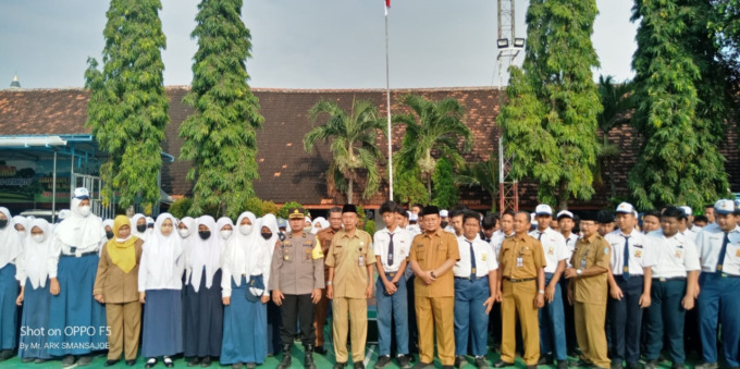 Foto bersama usai pembukaan MPLS bersama Kabagops Polres Jombang Kompol Mohammad Puji.