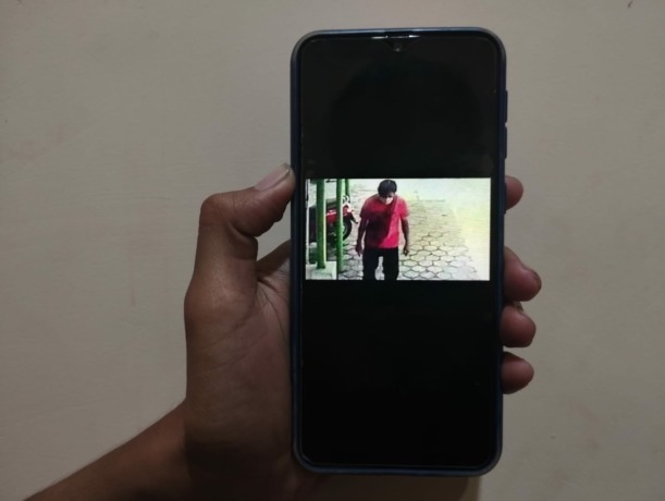 Gambar pencuri kotak amal yang terekam CCTV Musala. (ANGGI FRIDIANTO/JAWA POS RADAR JOMBANG)