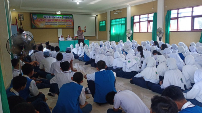 Prosesi pembekalan kepada siswa baru di SMAN Bareng