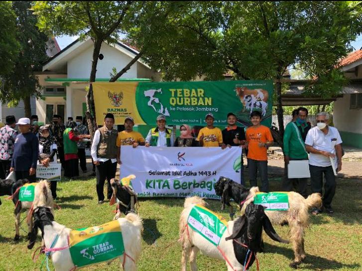 Bupati Jombang Hj Mundjidah Wahab bersama KITA Jombang saat menyalurkan hewan kurban. (ISTIMEWA)