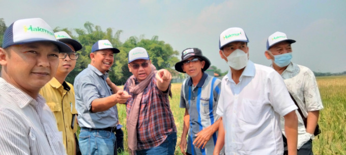 Dari kiri Direktur Operasional dan Produksi PT Petrokimia Gresik Digna Jatiningsih dan Direktur Pemasaran PT Pupuk Indonesia Gusrizal saat monitoring program Makmur di Desa/Kecamatan Gudo, Rabu (20/7) lalu.