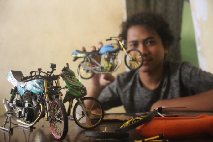 Miniatur motor herex yang dibuat Brilian Agam Arisoma dari bahan limbah. 9AINUL HAFIDZ/JAWA POS RADAR JOMBANG)