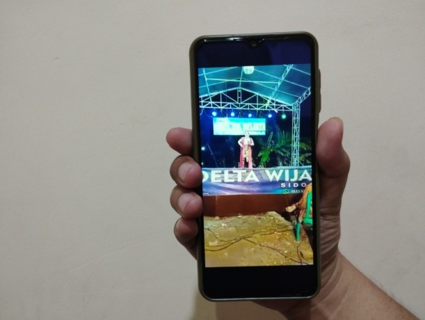 Video pentas terakhir Cak Mukadi hingga ia terjatuh di atas panggung. (ACHMAD RW/JAWA POS RADAR JOMBANG)
