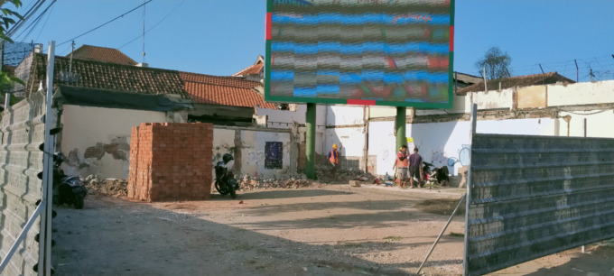 Proses pembangunan taman informasi di simpang empat Tugu Kepatihan tengah dimulai. (AINUL HAFIDZ/JAWA POS RADAR JOMBANG)