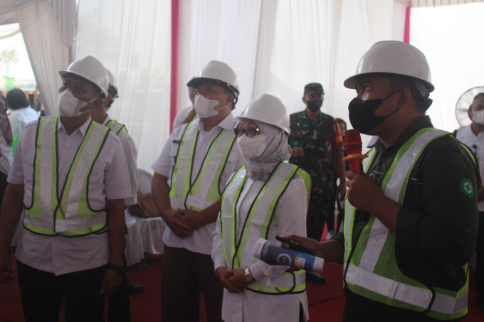 Bupati Jombang sedang mendapat penjelasan tentang proyek IKM Slag Aluminium Kendalsari dari Hari Oetomo, Kepala Disdagrin Jombang. (AINUL HAFIDZ/JAWA POS RADAR JOMBANG)