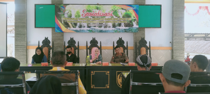 Kegiatan sosialisasi yang dilakukan DLH Jombang di Wonosalam kemarin.