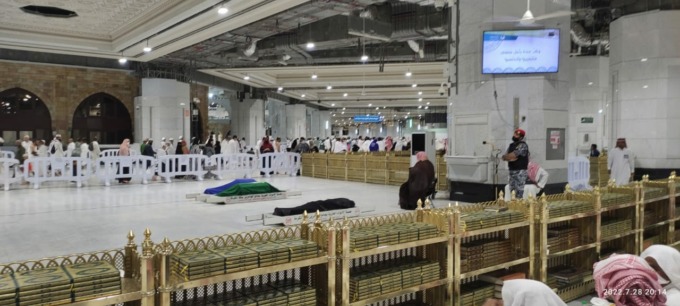 Jenazah Ifrotin (Penutup Hijau) saat disalati di Masjidil Haram Makkah. (ISTIMEWA)