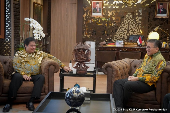 Menteri Koordinator Bidang Perekonomian Airlangga Hartarto saat menerima penyerahan Laporan Hasil Pemeriksaan (LHP) BPK, bertempat di selasar Loka Kretagama Kantor Kemenko Perekonomian, Kamis (30/06). (ISTIMEWA)