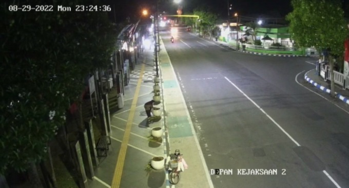 Pelaku perusakan taman trotoar wahid hasyim saat melakukan aksinya.