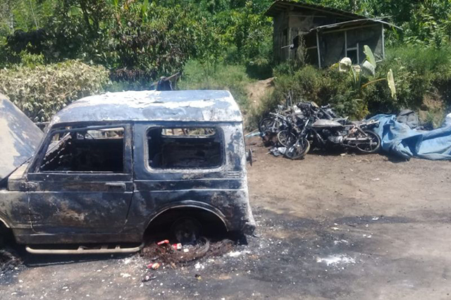 Salah satu mobil yang dirusak oleh sekelompok orang tidak dikenal di Desa Mulyorejo, Kecamatan Silo, Kabupaten Jember ( ANTARA/HO-Medsos)