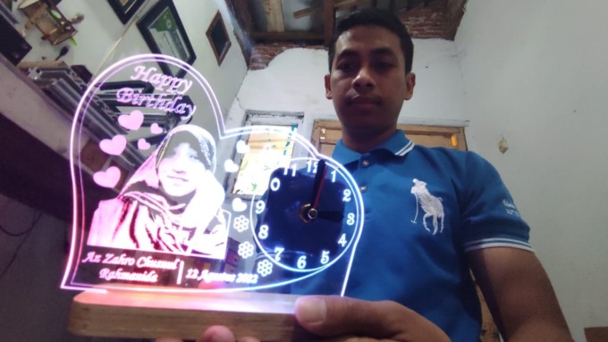 Salah satu kreasi produk jam akrilik yang dibuat Septian. (ACHMAD RW/JAWA POS RADAR JOMBANG)