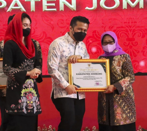 Bupati Jombang Hj Mundjidah Wahab menerima penghargaan dari Wakil Gubernur Jawa Timur, Emil Elestianto Dardak, Selasa (2/8).