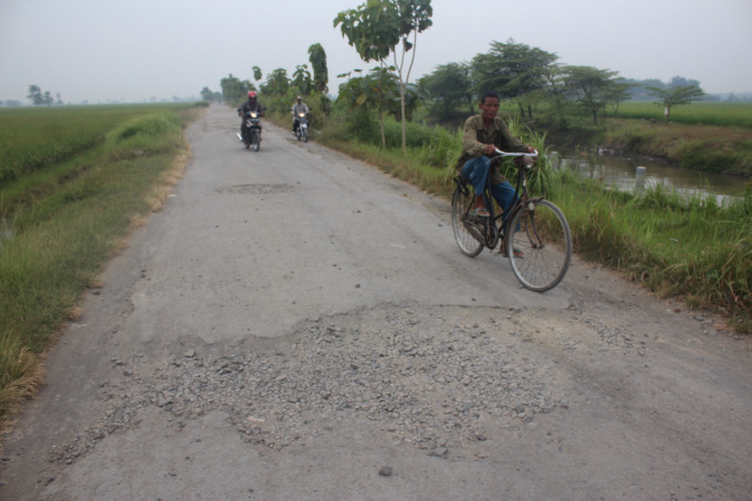 Jalan di Desa Tengaran, Kecamatan Peterongan ini rusak berat.