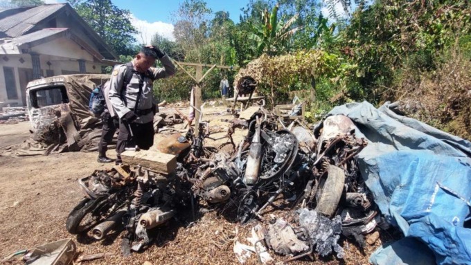Sejumlah motor milik warga Desa Mulyorejo yang terbakar. Selain kendaraan, sembilan rumah milik warga juga hangus akibat dibakar orang tak dikenal.
