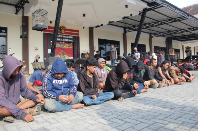 Puluhan pendekar yang diamankan di Mapolres Jombang usai konvoi dan membuat onar,