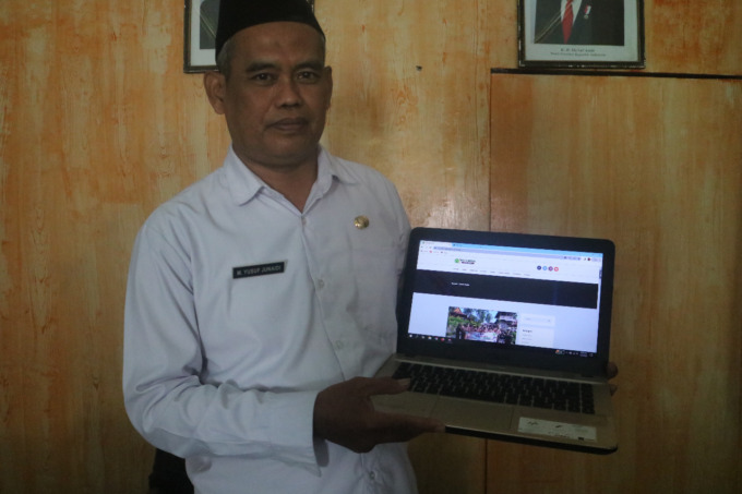 M Yusuf Junaidi, Kepala MTsN 14 Jombang menunjukkan website yang tengah dikembangkan madrasahnya.