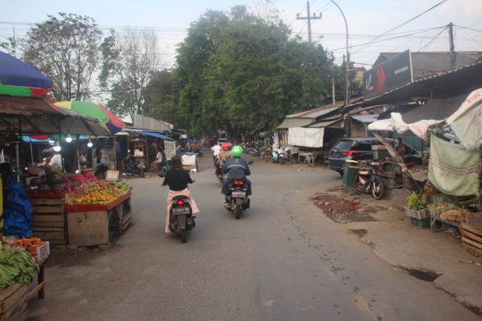 Pedagang di sepanjang Jl Serojoa dan KH mimbar ini akan jadi prioritas untuk dipindahkan ke lahan baru yang akan dibeli Pemkab Jombang. (AINUL HAFIDZ/JAWA POS RADAR JOMBANG)