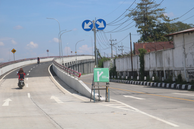 rambu penunjuk arah di jembatan baru Ploso masih menggunakan banner.