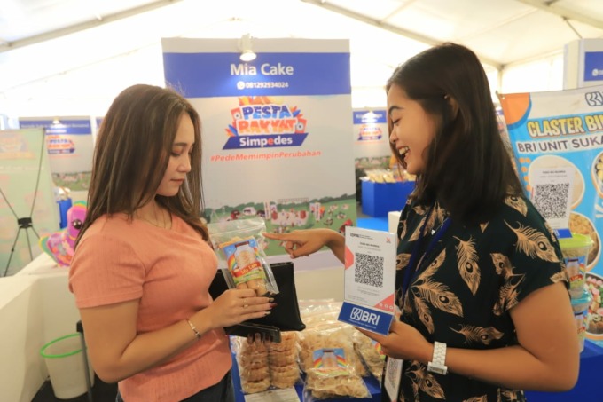 Masyarakat antusias menggunakan superapps brimo saat pelaksanaan pesta rakyat simpedes di Karawang.