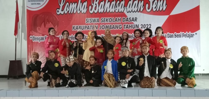 Kepala Dinas P dan K berfoto bersama peserta lomba.